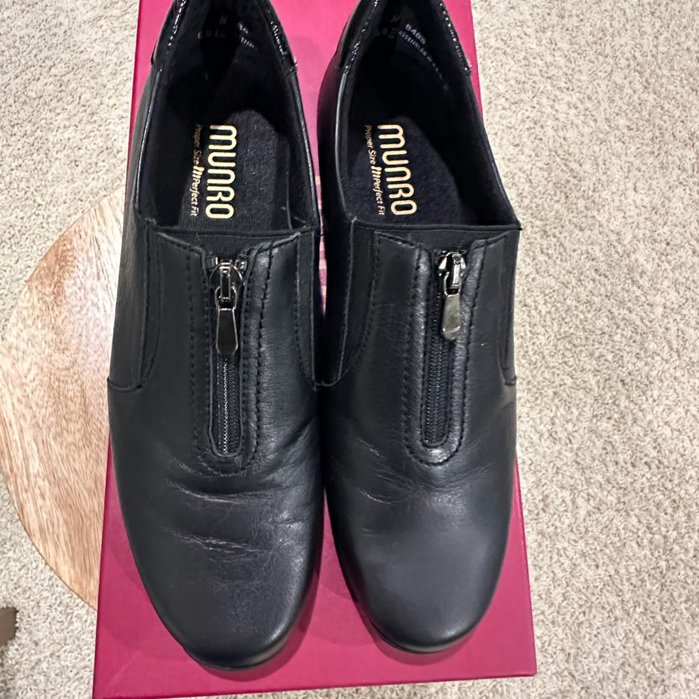 Like New Munro Black Leather Berkeley Zippered Loafers Size 7N